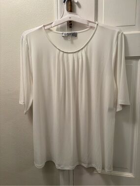 Kasper Vanilla Ice Pleated Round-Neck Blouse
Size XL